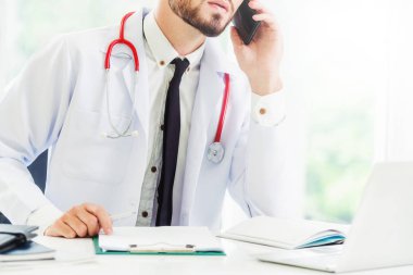 Doktor cep telefonu hastanede konuşuyor.