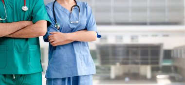 Doktor ve cerrah hastanede kollarını kavuşturdu..
