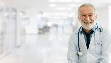 Hastanede çalışan kıdemli erkek doktor.
