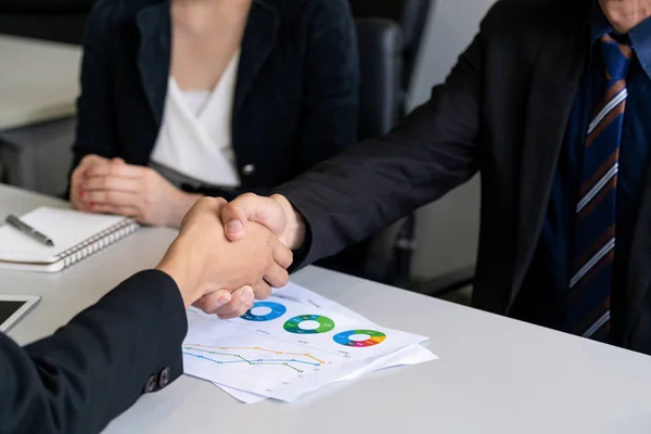 Geschäftsleute per Handschlag im Amt. — Stockfoto