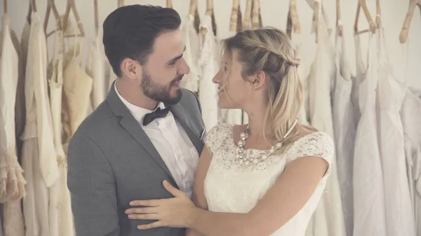 Novia y novio en la ceremonia de preparación de vestido de novia . — Foto de Stock