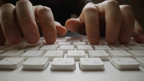 Primo piano soft-focus digitazione delle dita sulla tastiera . — Foto Stock