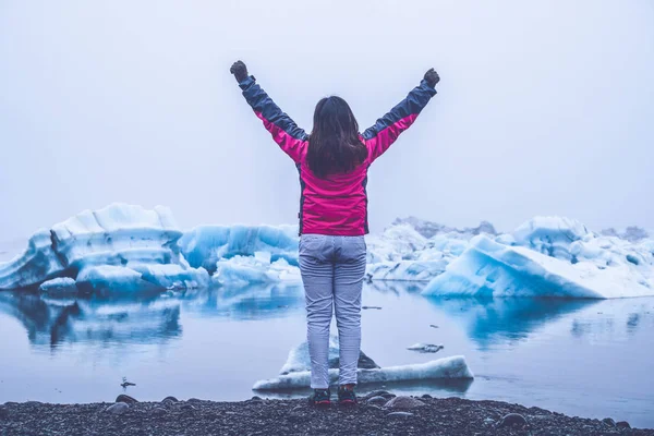 Voyage dans la lagune glaciaire de Jokulsarlon en Islande . — Photo