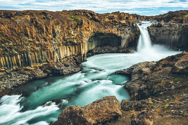 La cascada de Aldeyjarfoss en Islandia del Norte. —  Fotos de Stock