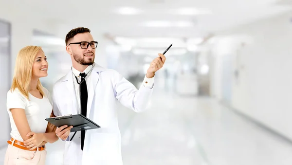 Médico con paciente apuntando al espacio de copia vacío . —  Fotos de Stock