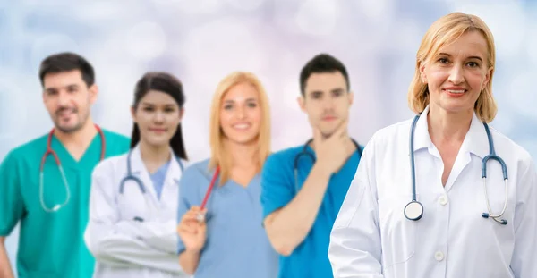 Doctor working in hospital with other doctors. — Stock Photo, Image