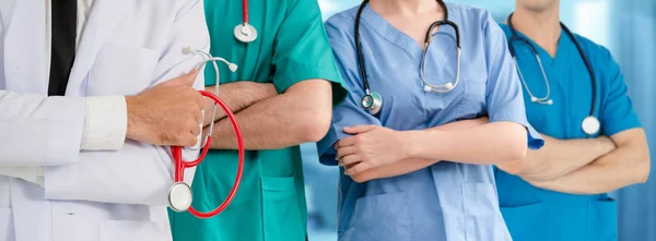 Dokter werkzaam in het ziekenhuis met andere artsen. — Stockfoto