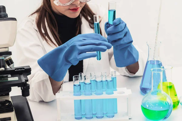 Mujer científica trabajando en laboratorio de química . —  Fotos de Stock