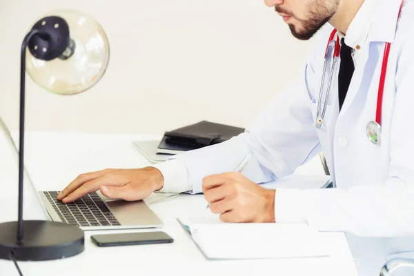 Lekarz pracujący na laptopie komputer Szpital. — Zdjęcie stockowe