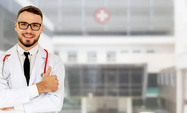 Joven médico masculino que trabaja en el hospital. —  Fotos de Stock