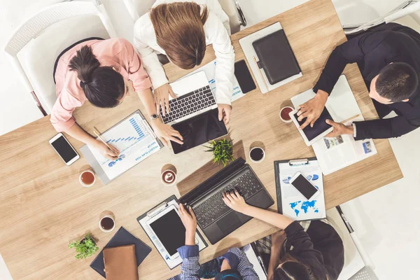 Gente de negocios en reunión de grupo en la oficina. — Foto de Stock