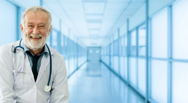 Médico senior masculino que trabaja en el hospital . — Foto de Stock