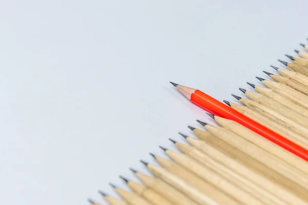Diferentes lápis destacam-se mostrar conceito de liderança . — Fotografia de Stock
