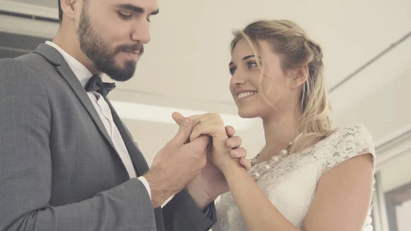 Noiva e noivo no vestido de noiva preparar cerimônia . — Fotografia de Stock