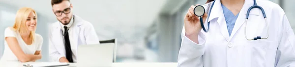 Doctor working in hospital with other doctors. — Stock Photo, Image