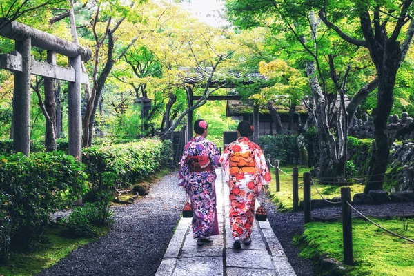 日本庭園の旅行者,京都,日本 — ストック写真