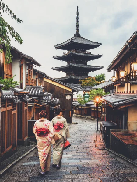 Viajero en el Distrito de Higashiyama, Kyoto, Japón —  Fotos de Stock