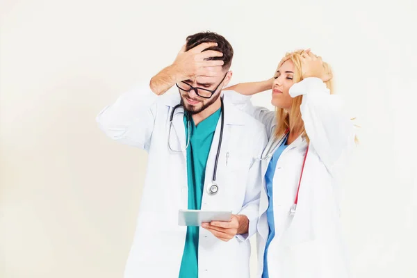 Два расстроенных врача. Концепция медицинской неудачи . — стоковое фото