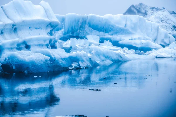 Icebergs em Jokulsarlon lagoa glacial na Islândia . — Fotografia de Stock