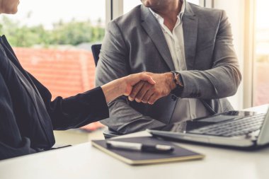 İş adamı tokalaşması ofiste iş kadını.