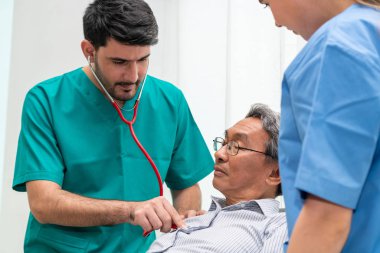 Doktor ekibi kıdemli yetişkin hasta bakımı.