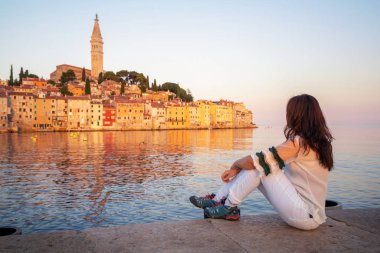 Kadın gezgin, Hırvatistan 'ın Rovinj kentinde eski ve güzel bir romantik kasabada seyahat ediyor. Hırvatistan 'ın doğusundaki Istria Yarımadası' nda yer alan Rovinj kıyı kenti, Hırvatistan 'ın ünlü seyahat merkezidir..