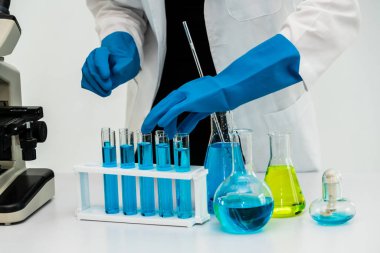 Kimyager laboratuvarında çalışan kadın bilim adamı.