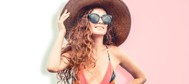 Renkli arka planda poz veren mayolu kadın.