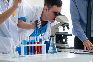 Kimya laboratuvarında çalışan bir grup bilim adamı.