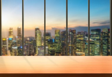 Şehir merkezinde ahşap masa modern ofis arka plan