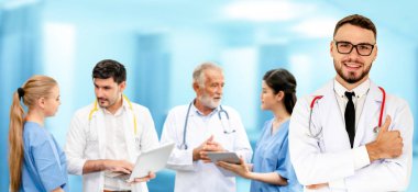 Hastane ofisinde ya da klinikte çalışan profesyonel doktor diğer doktorlar, hemşire ve cerrahlarla birlikte..