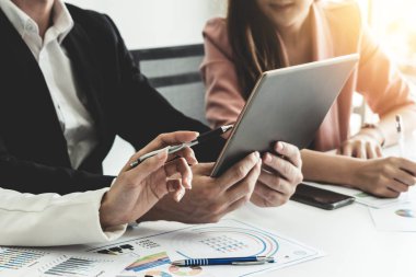 İşadamı ve işkadını ofiste çalışıyor..