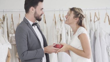 Gelin ve damat gelinlik töreni hazırlamak.