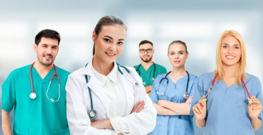 Hastane ofisinde ya da klinikte çalışan profesyonel doktor diğer doktorlar, hemşire ve cerrahlarla birlikte..