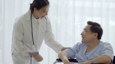 Hastanedeki ya da klinikteki hastalarla doktor ilgileniyor. Sağlık hizmetleri kavramı.