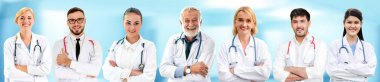 Doktor diğer doktorlar ile hastanede çalışıyor.