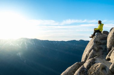 Yürüyüşçü Japonya'da dağda trekking etkinliği yapmak.