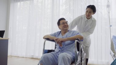 Hastanedeki ya da klinikteki hastalarla doktor ilgileniyor. Sağlık hizmetleri kavramı.