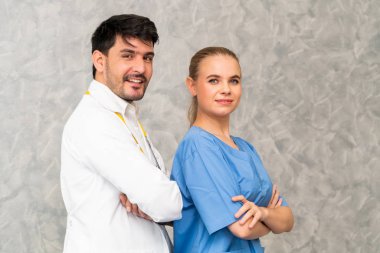 Hastanede çalışan doktor ve hemşire.