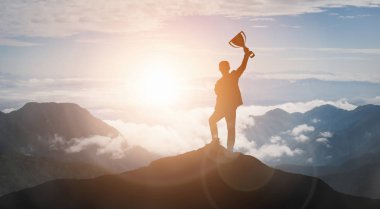 Başarı ve İş Hedefi Başarı Konsepti - İkonik grafik arayüzü olan yaratıcı iş adamları, iş başarısına verilen çalışan ödüllerini gösteriyor.