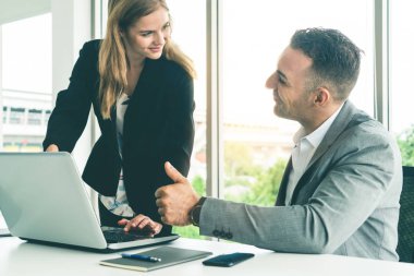 İşadamı ve işkadını ofiste çalışıyor..