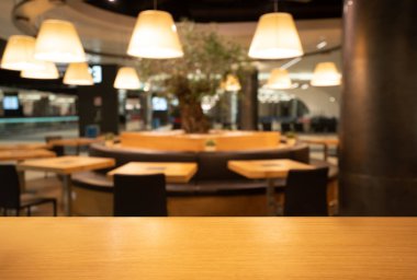Modern restoranın bulanık arka planda ahşap masa