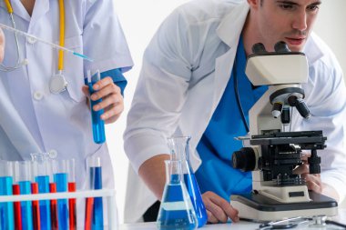 Kimya laboratuvarında çalışan bir grup bilim adamı.