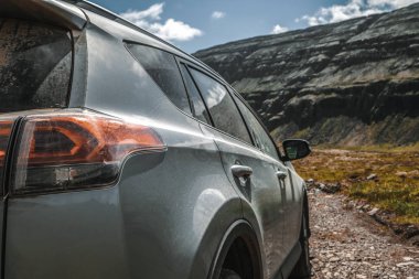 Çakıl yolda çalışan SUV araç araç.