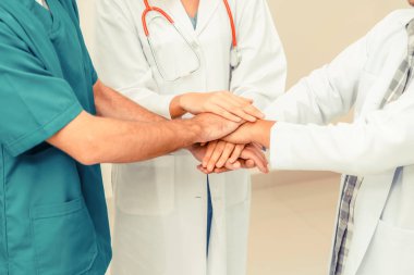 Tıbbi hizmet çalışması - Doktor, cerrah ve hemşire birleştirmek el ele tutusun.