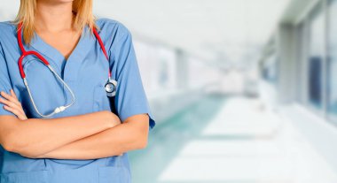 Hastane ofisinde çalışan kadın doktor..