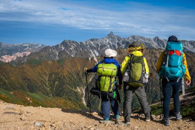 Yürüyüşçü Japonya'da dağda trekking etkinliği yapmak.