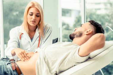 Kadın Doktor ve Erkek Hasta Hastane Ofisinde