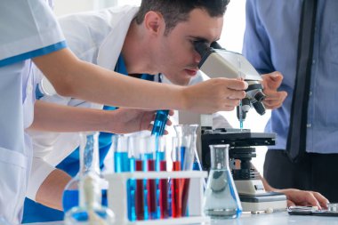 Kimya laboratuvarında çalışan bir grup bilim adamı.