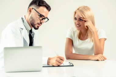 Hastane Ofisinde Erkek Doktor ve Kadın Hasta